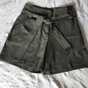 NY&Company 7th Avenue Studio dress shorts size 2 olive green